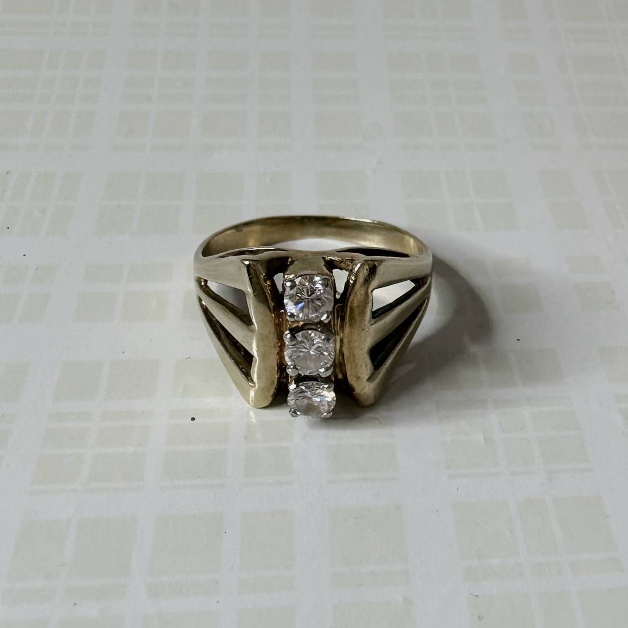 Deze prachtige vintage gouden ring is uitgevoerd met drie prachtige diamanten in een briljante slijpvorm. De ring is beschikbaar op maat 53.