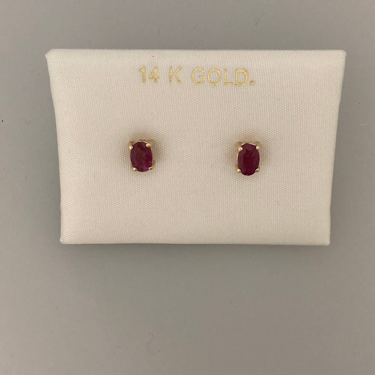 14K gouden oorstekers met robijn (deel van set).
