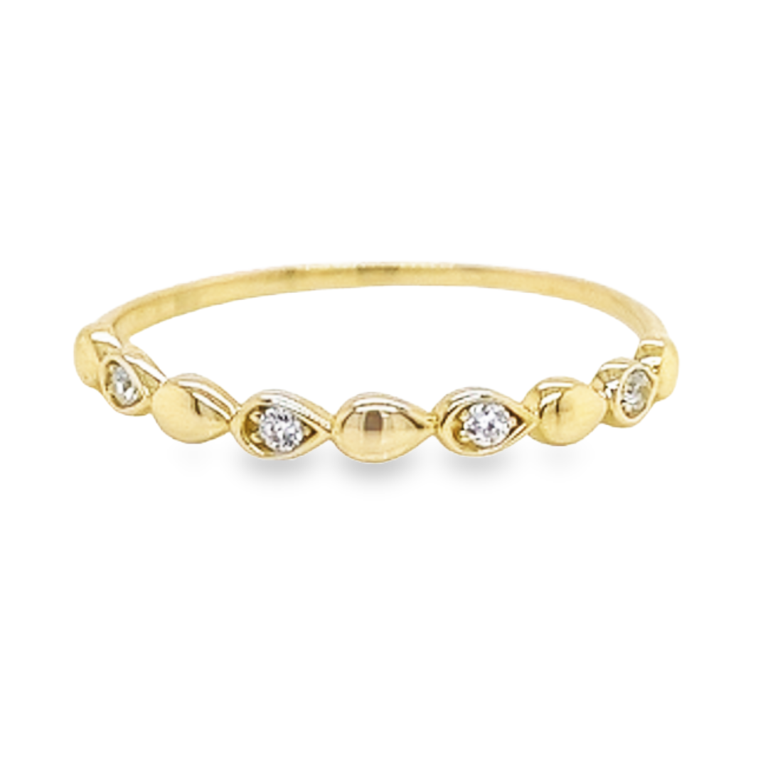 Deze ring is gemaakt van 14-karaats geelgoud. De ring is leuk om los te dragen maar ook uitstekend geschikt om te combineren met je andere ringen. Aan de bovenzijde zijn vier zirkonia steentjes gezet.