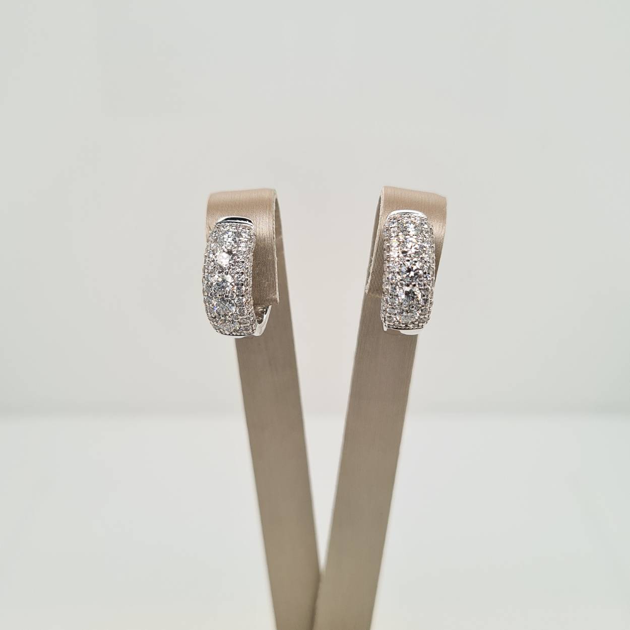 Prachtige 14 karaat witgouden oorsieraden met diamant, 1.08crt. 