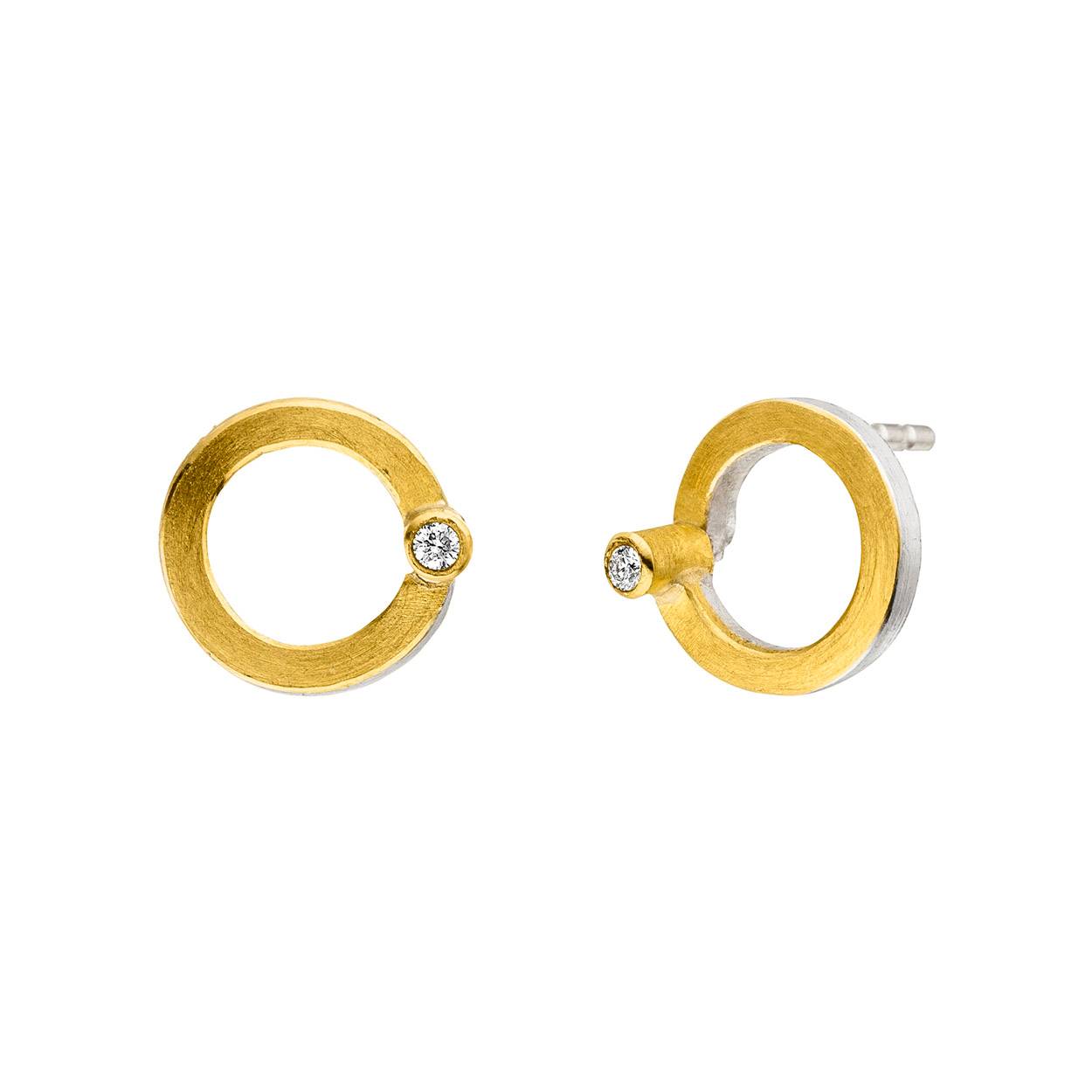 De handgemaakte design sieraden van MANU SCHMUCK zijn stuk voor stuk iconen waarmee de drager zijn persoon onderstreept. Een bijzondere edelmetalen en contrastrijke combinaties kenmerken MANU.