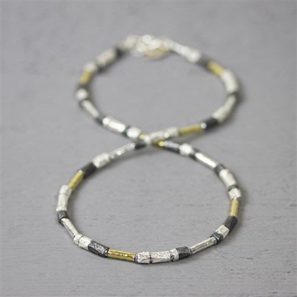 Collier maakt van (geoxideerd) 925 sterling zilver met goldfilled accenten. Bij dit collier is een bijpassende armband ontworpen.