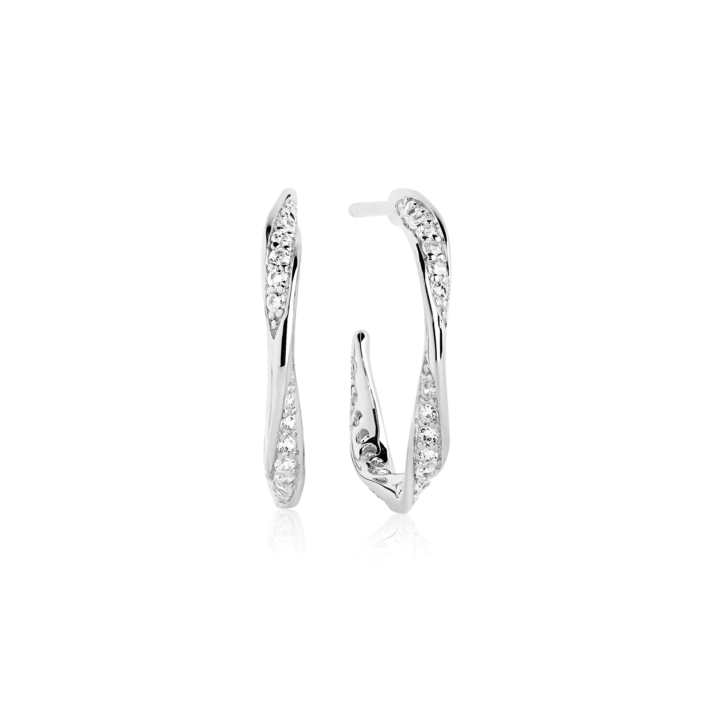 Sif Jakobs SJ-E3010-CZ Oorbellen Cetara Piccolo zilver 2 x 20 mm. Schitterende oorringen uit de Cetara serie van Sif Jakobs. De zilveren oorbellen met een doorsnede van 20 mm en een breedte van 2 mm hebben een klassieke en tijdloze uitstraling en zijn voorzien van transparante zirconiastenen. De oorringen sluiten door middel van een pouchettesluiting. Combineer deze prachtige oorhangers met de andere items uit de Cetara serie van Sif Jakobs.

Sif Jakobs is de vrouw achter het merk Sif Jakobs is geboren in IJsland, opgeleid als goud-smid in Zweden en woonachtig in Kopenhagen. Haar liefde voor Italiaanse elegantie is een voortdurende bron van inspiratie. Deze inspiratie is terug te vinden in de namen van de prachtige collecties en sieraden. De Sif Jakobs collectie kent een exclusieve uitstraling en design met een sterk DNA. De collectie is trendy, elegant, modieus, vrouwelijk, tijdloos en erg populair bij fashion- en lifestylewatchers. Sterren als Miley Cyrus en Katy Perry dragen de sieraden van Sif Jakobs. De kettingen, armbanden, oorsieraden en ringen van gerhodi-neerd zilver zijn van hoge kwaliteit.