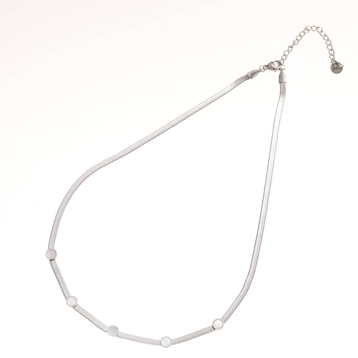 Kettingen van Go Dutch 
Een ketting is een sterk accessoire. Het maakt een outfit helemaal anders én helemaal af. Op dit moment vind je in onze collectie vooral fijnere stainless steel kettingen – perfect om meerdere kettinkjes samen en bij elkaar te dragen. 
Al onze kettingen zijn gemaakt van hoogwaardig stainless steel. De plating blijft daarom heel lang mooi en je kunt onze kettingen gerust dragen tijdens het douchen en sporten. Onze stainless steel kettingen herken je makkelijk aan de kraftbruinen kaartjes op onze molens.