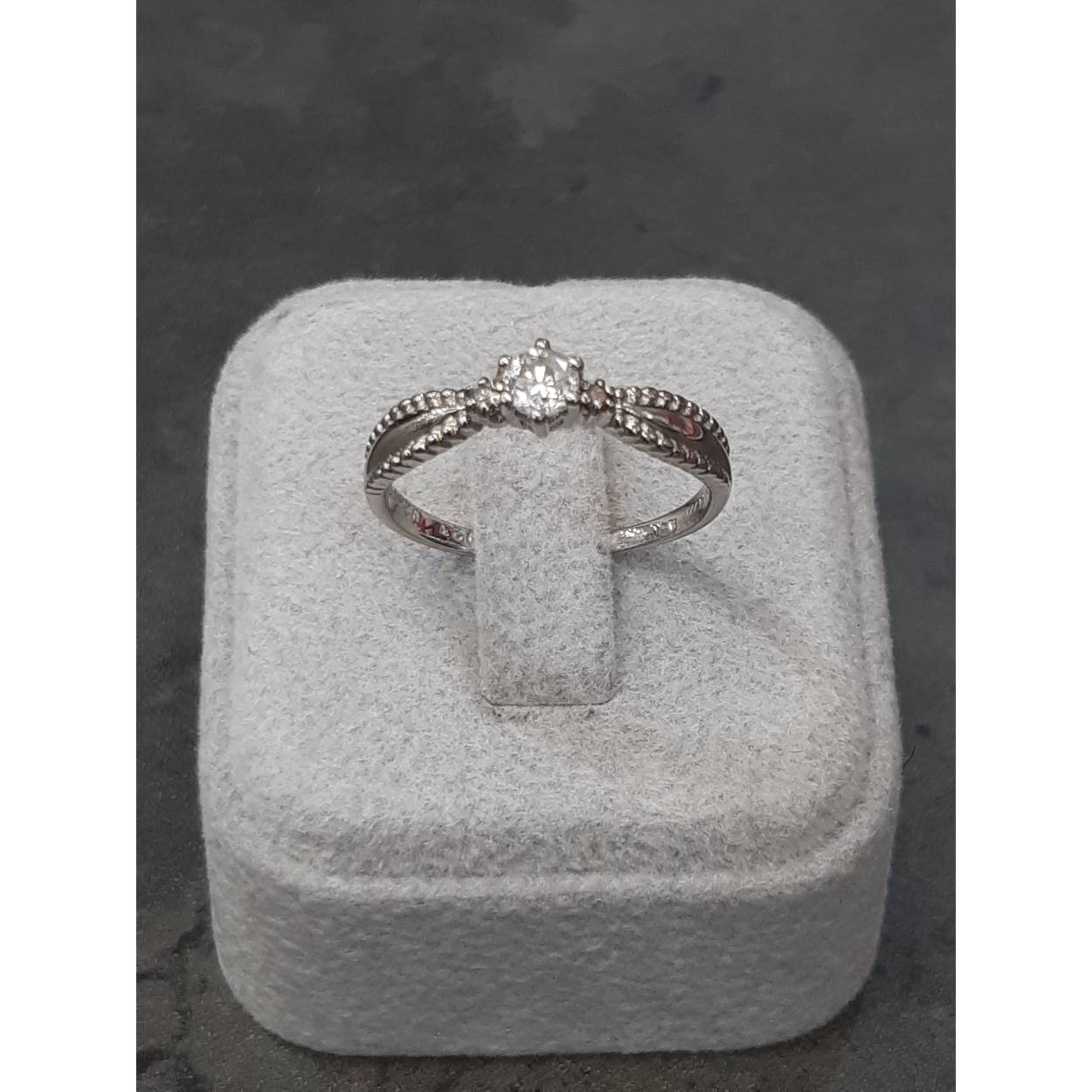 De Ring 900 PT, modelnummer BREA-0002571, is een verfijnde platina ring met glans. Hij bevat een ronde diamant van 0,23 karaat, kwaliteit SI1, en kleur G (fijn wit). Met een maat van 54 biedt deze ring een tijdloze elegantie. Perfect te dragen als een subtiele, maar luxe aanvulling op uw alledaagse of formele outfit.