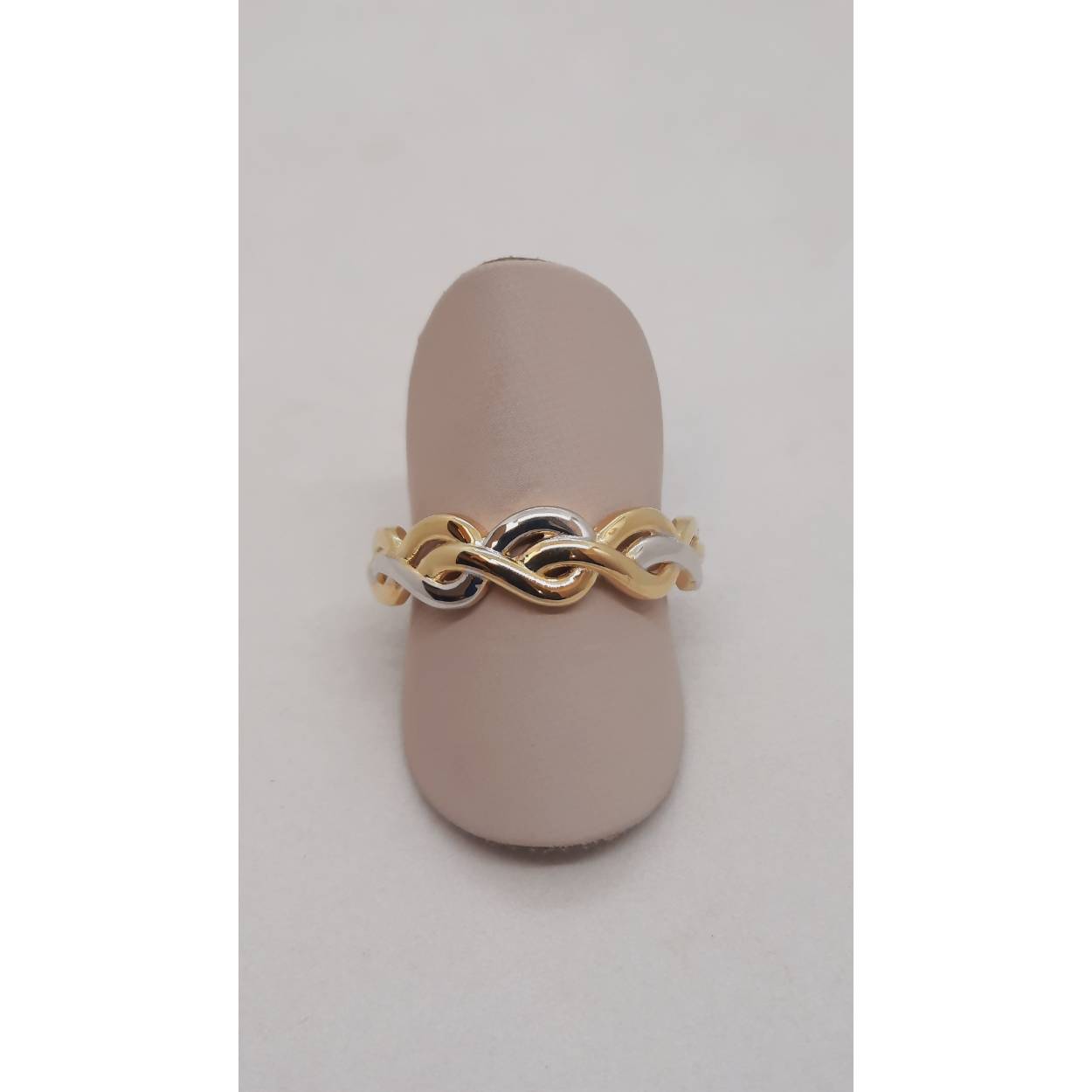 De Gouden Ring 14kt Bicolor met modelnummer BREA-JOY-0004086 is een verfijnd sieraad van 14 karaat goud met een glans. De ring heeft een bicolor ontwerp, goud en zilver gekleurd, perfect voor maat 54. Draag deze elegante ring solo voor een subtiele uitstraling of in laagjes met andere ringen voor een trendy look.