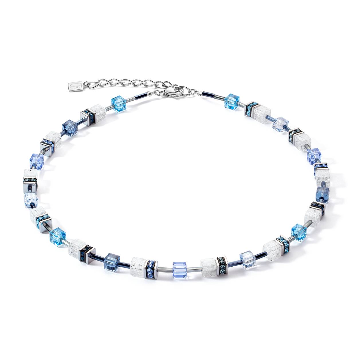 GeoCUBE® Iconic Nature ketting blauw wit
Het vieren van de schoonheid van de natuur. Dit stuk uit de beroemde GeoCUBE®-collectie is handgemaakt van gebarsten bergkristal en sprankelende Swarovski®-kristallen en combineert kalmerende bergkristal met koele blauwe tinten om een ​​ketting te creëren die lijkt op een verfrissende bergbeek.

Elk sieraad dat u bij COEUR DE LION bestelt, wordt u geleverd in een premium designetui en met een certificaat van echtheid.
