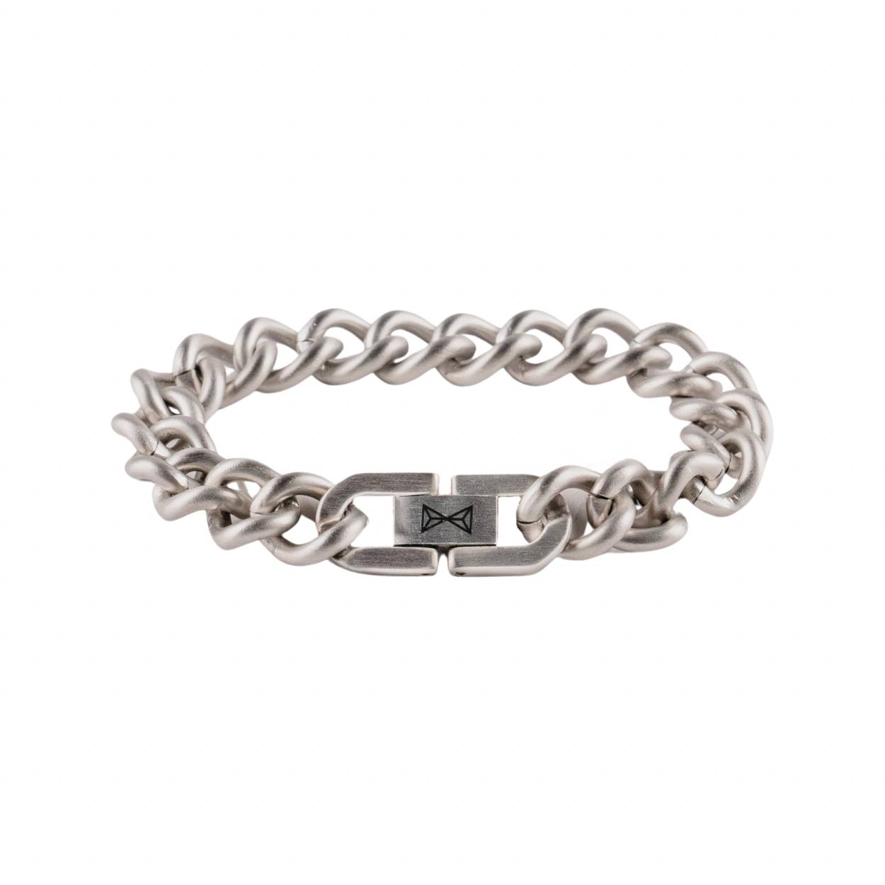 Deze armband is van het merk AZE Junior. Het is een jongenssieraad gemaakt van edelstaal. De armband is zilver van kleur.
De verdere specificaties van dearmband zijn als volgt:
Glans : Nee
Productmaat : 180
Sluiting :Scharnier-slot