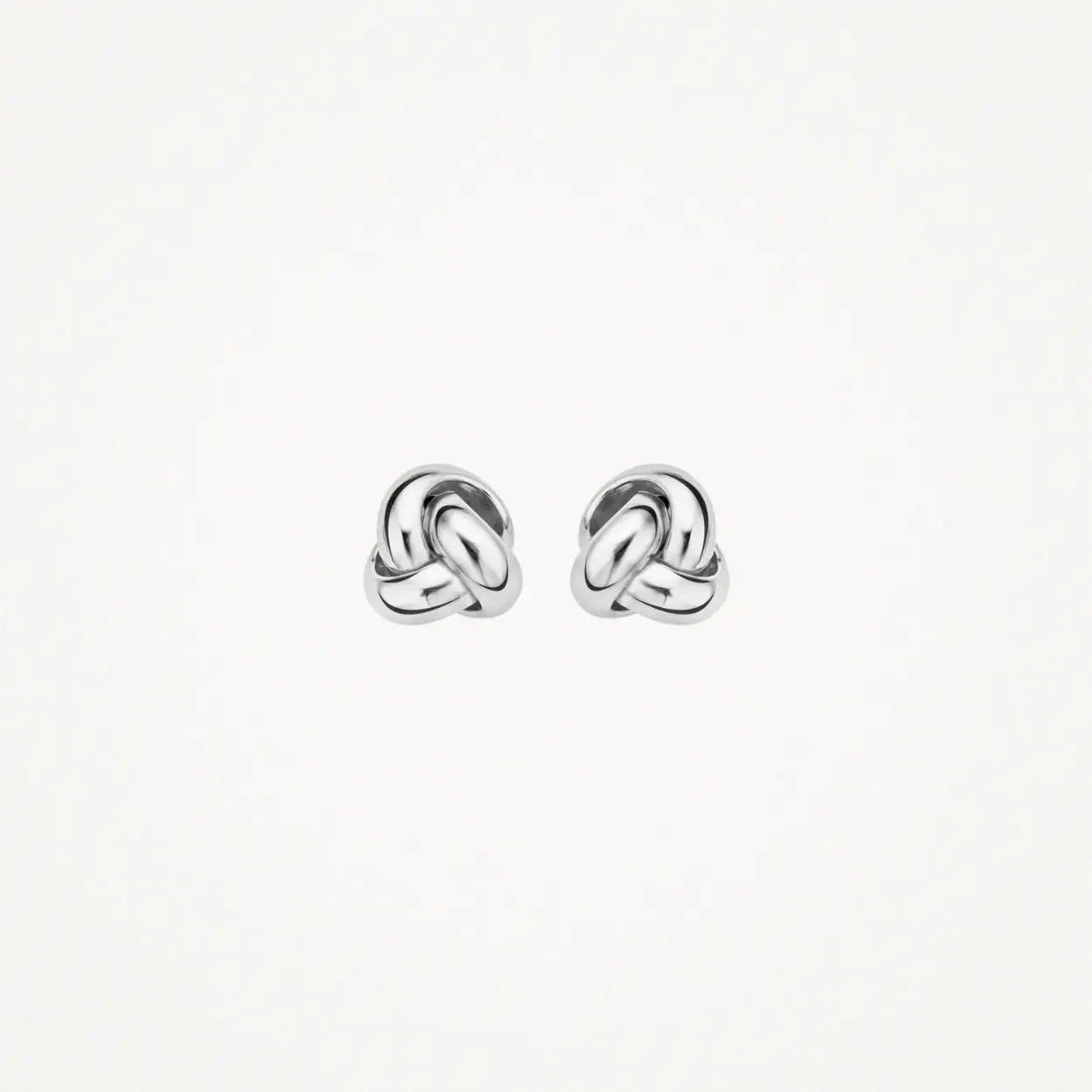 Deze moderne oorstekers zijn gemaakt van 14k witgoud en hebben een gevlochten vorm. Ze hebben een doorsnede van 6,7 mm. Prachtig op zichzelf maar ook heel goed te combineren met andere (oor)sieraden uit onze collectie.