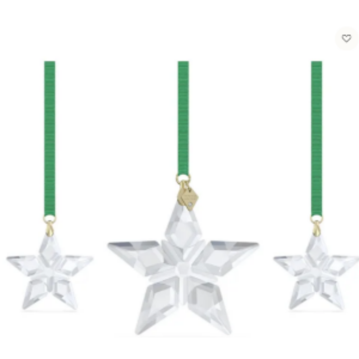 Deze magische set zet de iconische traditie van de Annual Edition Ornaments van Swarovski voort. Het ontwerp bestaat uit drie heldere sterren die zijn geïnspireerd op de harmonie van natuur en wetenschap, en tot leven komen door de onmiskenbare savoir-faire en vakkundige precisie van Swarovski. Het drietal sterren bestaat uit het Annual Edition Ornament Festive 2023 en twee kleinere versies, met 291 facetten in totaal. Elke ster hangt aan een stevig groen lint met accenten met een goudkleurige toplaag, en een plaatje aan de grootste ster waar '2023' op is gegraveerd. Deze onvergetelijke set is speciaal ontworpen voor de feestdagen en ideaal om cadeau te doen. U kunt de set uiteraard ook aan uw eigen decoratie voor de feestdagen toevoegen.