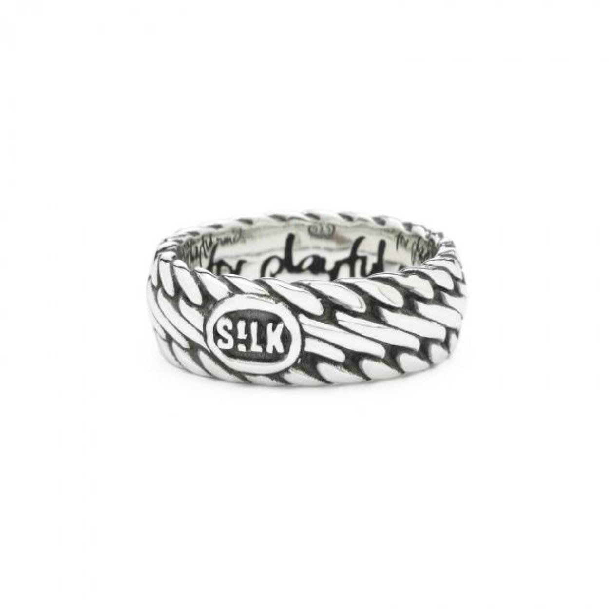 Deze smalle fijn gevlochten ring behoort tot de iconische Weave Collectie, de meest uitgebreide serie van de SILK collectie.

SPECIFICATIES
Code 161
Kleur Zilver
Materialen Sterling Zilver 
Geslacht Unisex 
.Collectie WEAVE
Type sieraad Ring
Breedte 6 mm 
Garantie 1 jaar