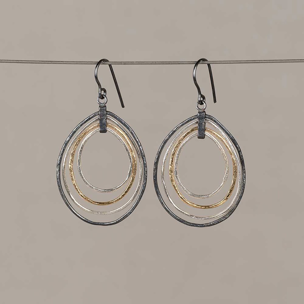 Oorhangers bestaande uit 4 losse ringen die gemaakt zijn van 925 sterling zilver, geoxideerd zilver en verguld. Combineer deze met een mooi collier, een ring en armband voor een complete look!