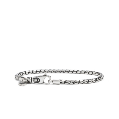 Dit smalle fijn gevlochten armbandje heeft een speels karabijnsluitinkje. De Dua 248 armband is onderdeel van een set bestaande uit vier verfijnde karabijn armbandjes welke perfect onderling met elkaar te combineren zijn.