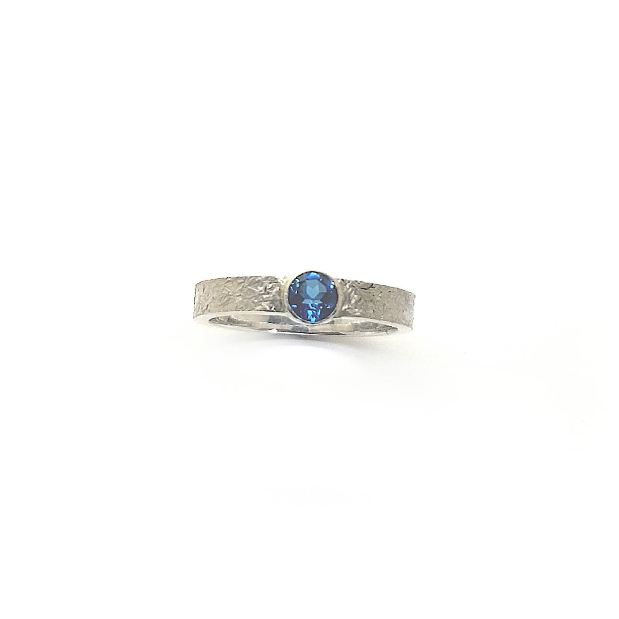 Het contrast tussen de ruwe structuur van het zilver en het glanzen van de steen maakt deze ring zo bijzonder.

Maak een afspraak en kom deze ring passen! Of bestel haar gelijk, dan sturen we deze mooi verpakt naar je toe. 
