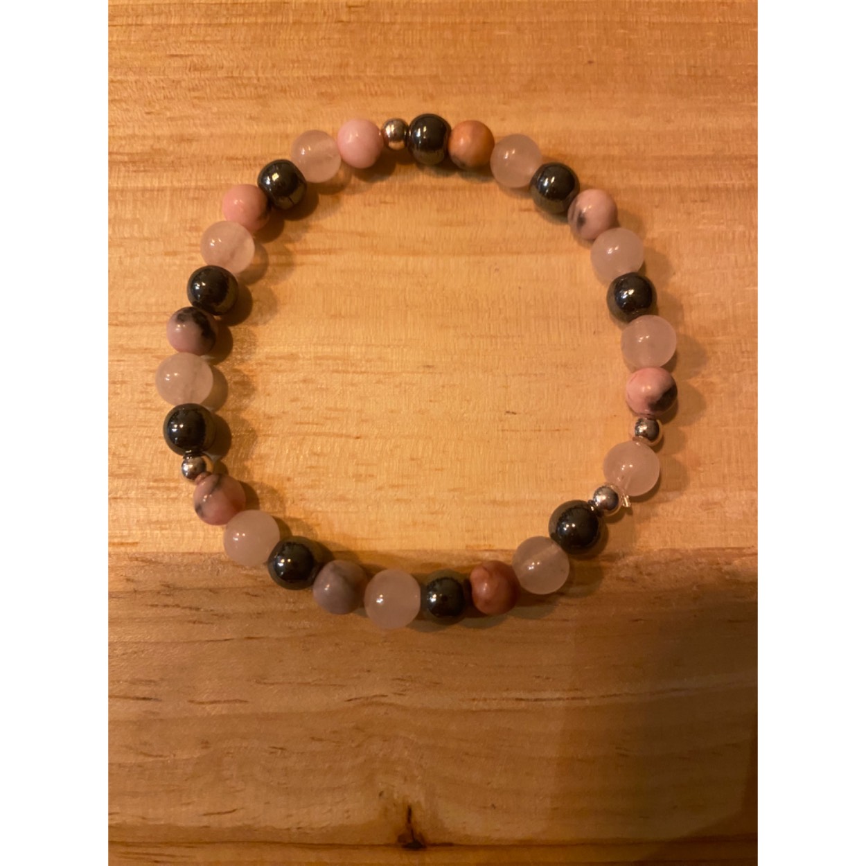 FOY. Focus on You armbandje.
Stones only

Hematiet
Hematiet is een sterk aardende, zuiverende en beschermende steen. Het absorbeert negatieve energie en (elektromagnetische) straling en laat dit de aarde in stromen. Het zuivert en stabiliseert de aura en chakra's en brengt hierdoor balans en brengt lichaam, geest en ziel in harmonie met elkaar.

Rozenkwarts is traditioneel de steen van de liefde. Niet alleen romantische liefde, maar ook liefde voor familie en vrienden, spirituele liefde en liefde voor jezelf. Het trekt liefde aan, helpt je om lief te hebben en om je open te stellen voor het ontvangen van liefde.

Roze zandsteen
Vooral Indische roze zandsteen is een populaire keuze voor de constructie en creatie van decoratieve artikelen en tuinaccessoires . Een van de mooiste variëteiten is de Dholpur Pink Sandstone
