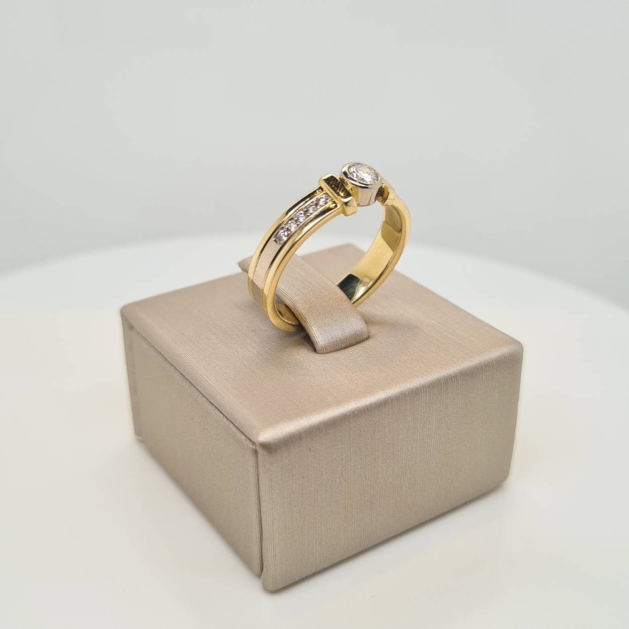 Prachtige 14 karaat gouden ring bezet met diamant, 0.23crt. De maat van de ring is 55.