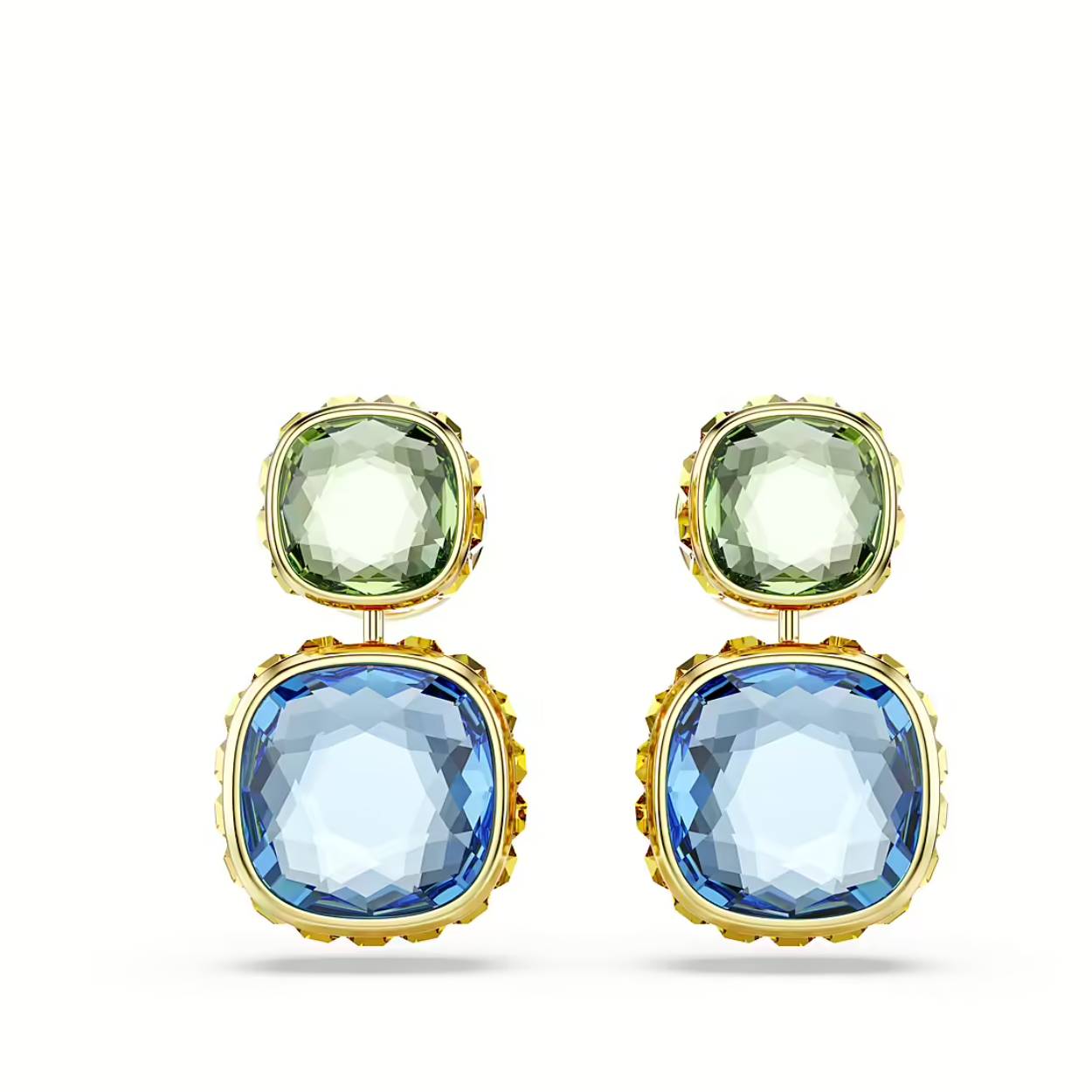 Deze Chroma Twist-oorstekers, met verschillende kleuren aan elke kant, zijn bijzonder veelzijdig. Elk sieraad met goudkleurige toplaag wordt aan het oor bevestigd met een groen Swarovski ReCreated™ crystal. Dankzij het omkeerbare ontwerp kunt u kiezen of u een blauw Swarovski ReCreated™ crystal of een levendige roze kristal wilt laten zien. De keuze is aan u. Creëer speelse combinaties met andere sieraden uit deze collectie en laat uw vreugdevolle kant stralen. Chroma Twist-sieraden bevatten minimaal 50% Swarovski ReCreated™ crystals. Het is onze eerste collectie die is ontworpen met circulariteit in gedachten.
