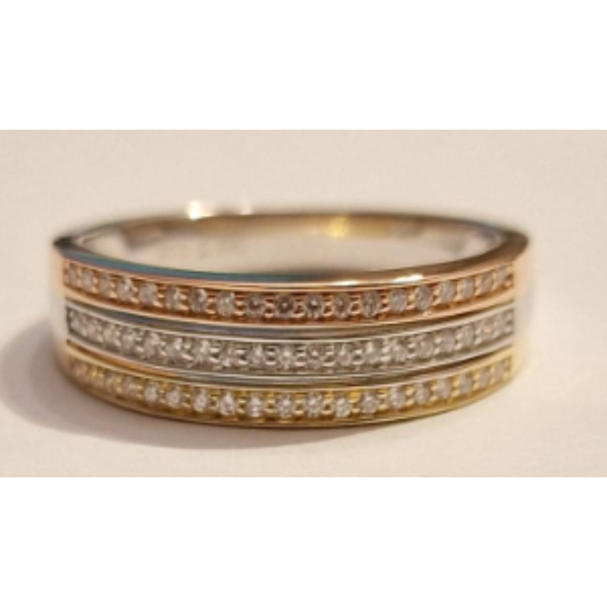 14k geel-rood-wit gouden ring met 3 rijen diamant