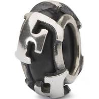 Dit is een kraal van Trollbeads met de naam: F Stopper. Deze kraal is gemaakt van sterling zilver.
