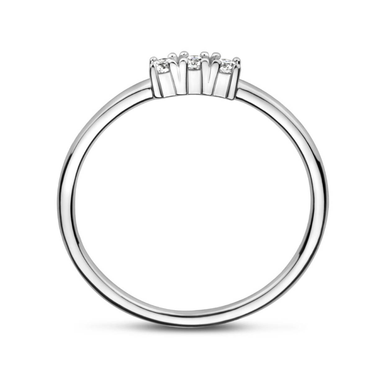 Gerhodineerd 925 zilveren ring uitgevoerd met zirkonia. De ring heeft een breedte van 2.5mm.