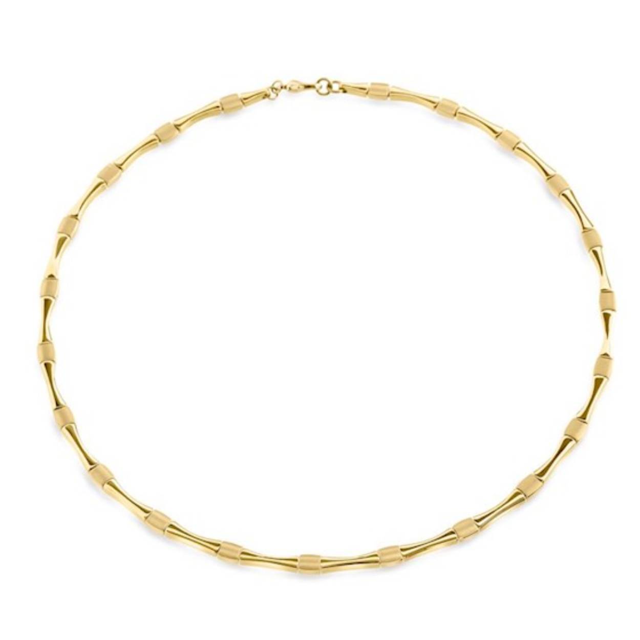 Dit is een goudkleurige collier van het merk Boccia. Het is een damessieraad gemaakt van titanium. De collier is 480 mm lang en 4.5 mm breed.