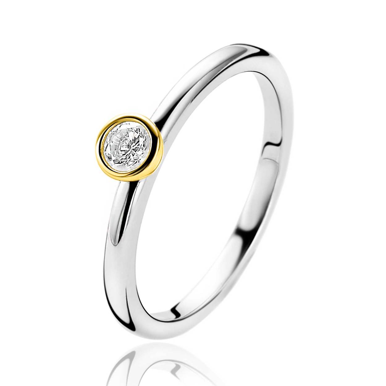 ZINZI zilveren ring met aan de bovenzijde een extra 14K geel vergulde ronde zetting, bezet met een witte zirconia. De ring is rondom glad en schittert in eenvoud. Vervaardigd van eerste gehalte zilver (925) en voorzien van een extra rodiumlaag voor een langdurige glans.