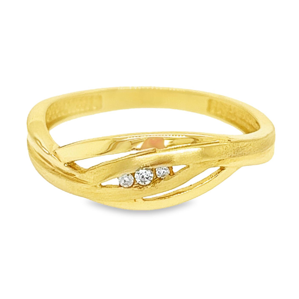 Deze geel gouden ring is op een bijzondere wijze bewerkt. De ring heeft een mooie symmetrische vorm. Een helft van de ring is gematteerd en een helft is glad gepolijst, deze twee delen worden gescheiden door een rij met briljant geslepen zirkonia stenen.