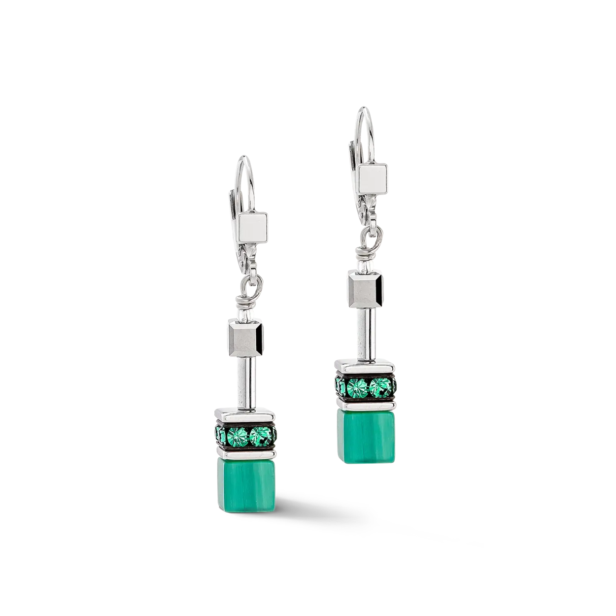GeoCUBE® Iconische oorbellen zilvergroen - Fris chic in cool groen De GeoCUBE® Iconische oorbellen zilvergroen zijn de ideale aanvulling op de ketting met dezelfde naam. Met hun koele, frisse groene kleur en elegante zilveren accenten voegen deze oorbellen een vleugje moderne verfijning toe aan elke outfit. Of het nu voor dagelijks gebruik of speciale gelegenheden is, deze oorbellen zorgen voor een stijlvol kleuraccent dat zowel tijdloos als trendy is.
