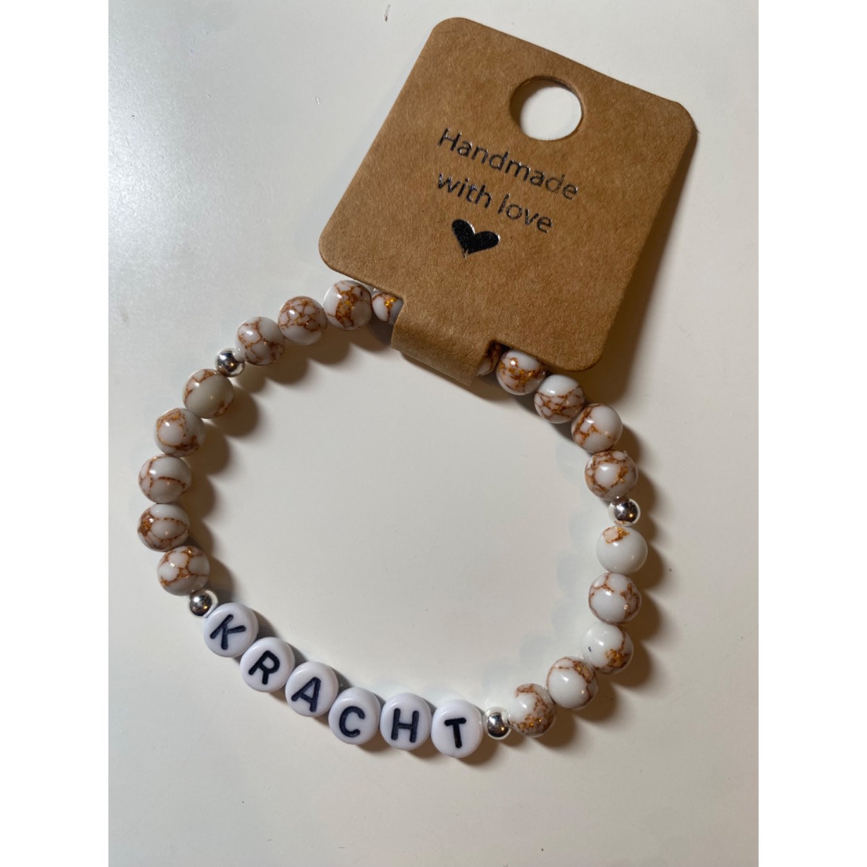 Lief armbandje met natuurstenen en een mooie positieve tekst.
Ka n geper sonaliserd worden met uw eigen tekst of woord.
mooi om te geven en waardevol om te krijgen.