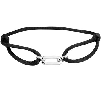 Zwart gevlochten armband uitgevoerd met een 925 zilveren element. De armband heeft draaglengtes van 13 tot 26cm. Het element heeft een afmeting van 20x6mm.