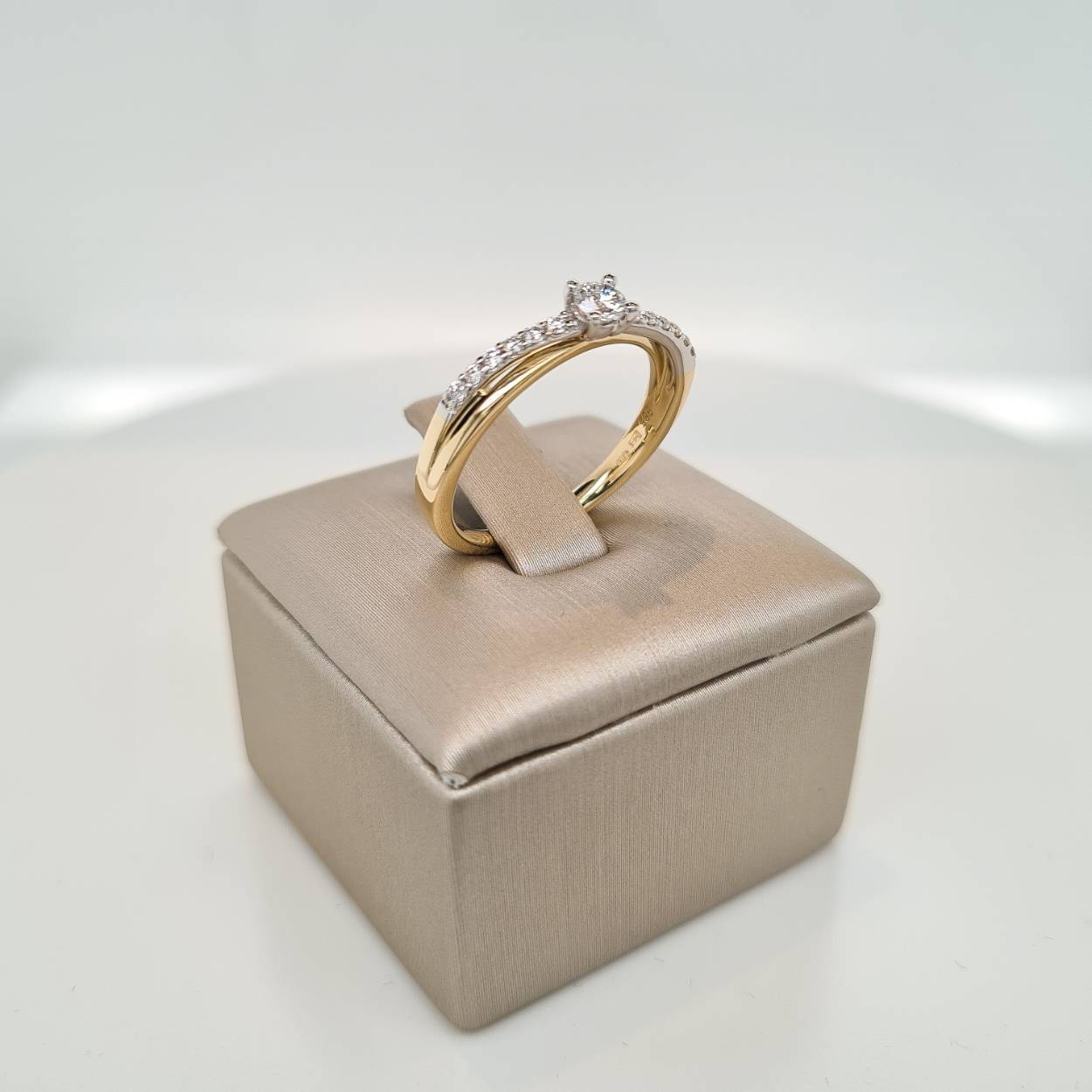 Prachtige 14krt gouden ring met diamant, 0,26crt G SI1. 

De maat van de ring is 52 (16,5). Heeft u een andere maat, neem dan gerust contact met ons op.