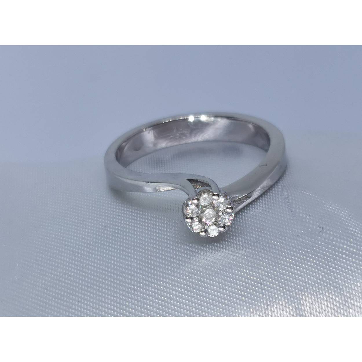 Center
Soort: Diamant
Slijpvorm: briljant
Karaat: 0.05
Helderheid: VS1
Kleur: H
Aantal: 1

Rozet
Soort: Diamant
Slijpvorm: briljant
Karaat: 0.13
Helderheid: VS1
Kleur: H
Aantal: 5