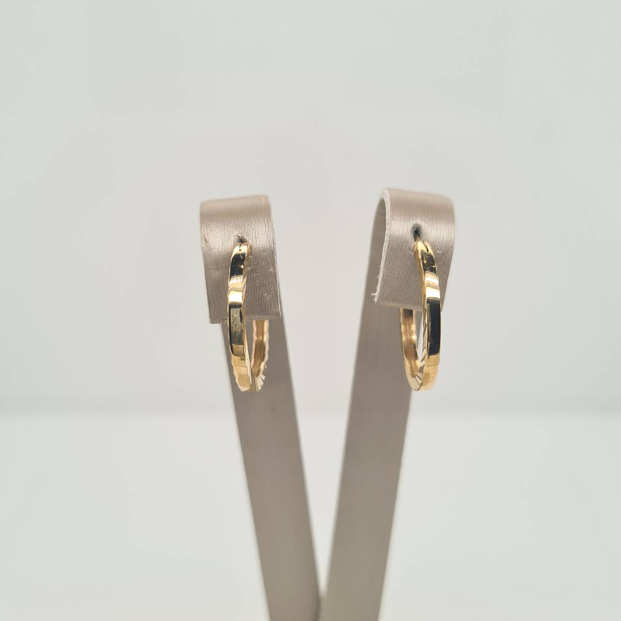 14krt geelgouden buis oorringen gediamanteerd met een scharniersluiting.
Dikte: 1,6mm
Diameter: 18mm