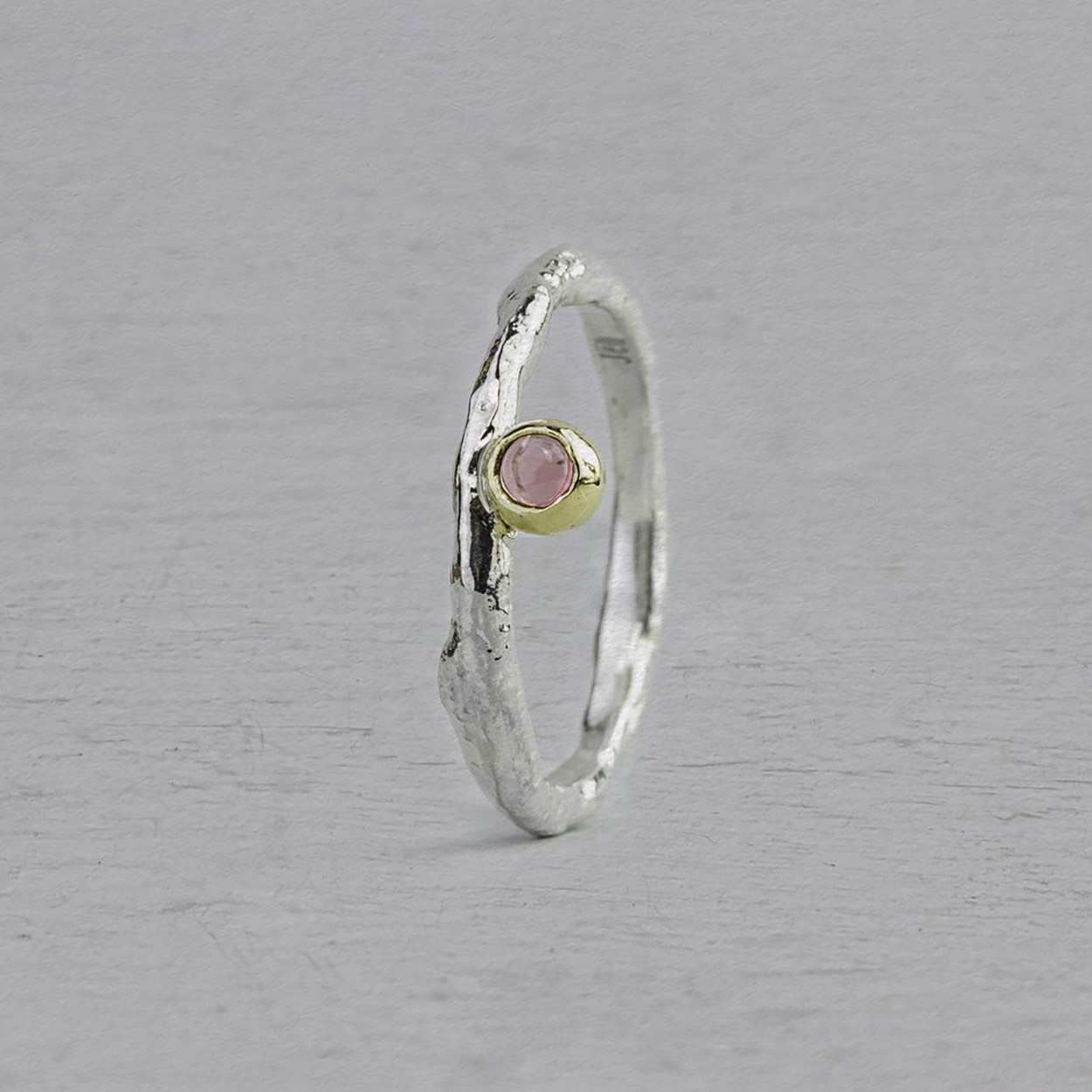 21110

Ring gemaakt van 925 sterling zilver in combinatie met een 9 karaat zetkastje met daarin een roze Toermalijn edelsteen. Combineer met de andere ringen uit de Mix & Match collectie.
