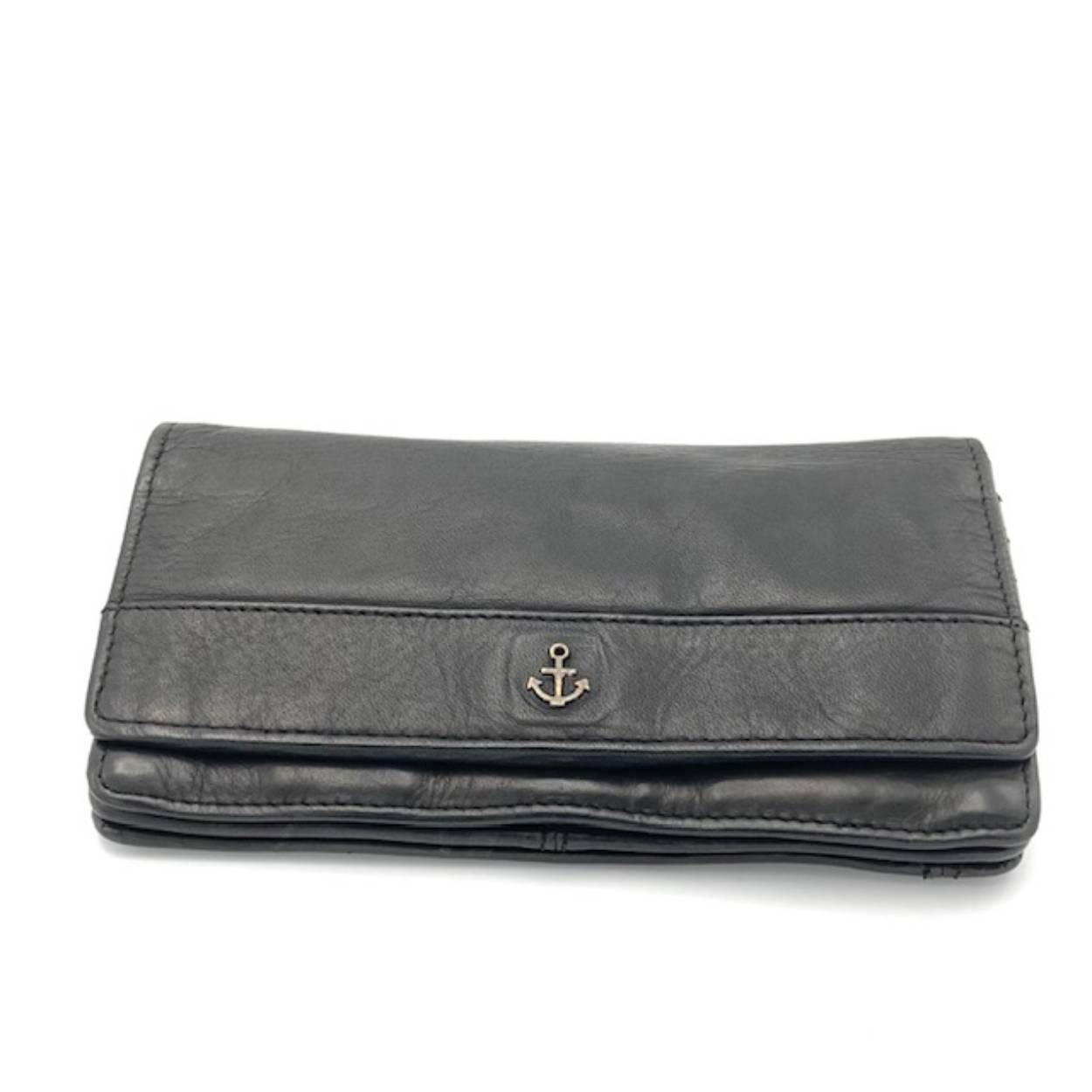 Dames portemonnee geschikt om 14 pasjes individueel op te bergen.
Onder de klep 1 binnenrits en 2 steekvakken.
Achterzijde is tevens voorzien van een rits.

Afmetingen:
Hoogte 10cm x breed 19cm x diep 1.5cm -3cm
