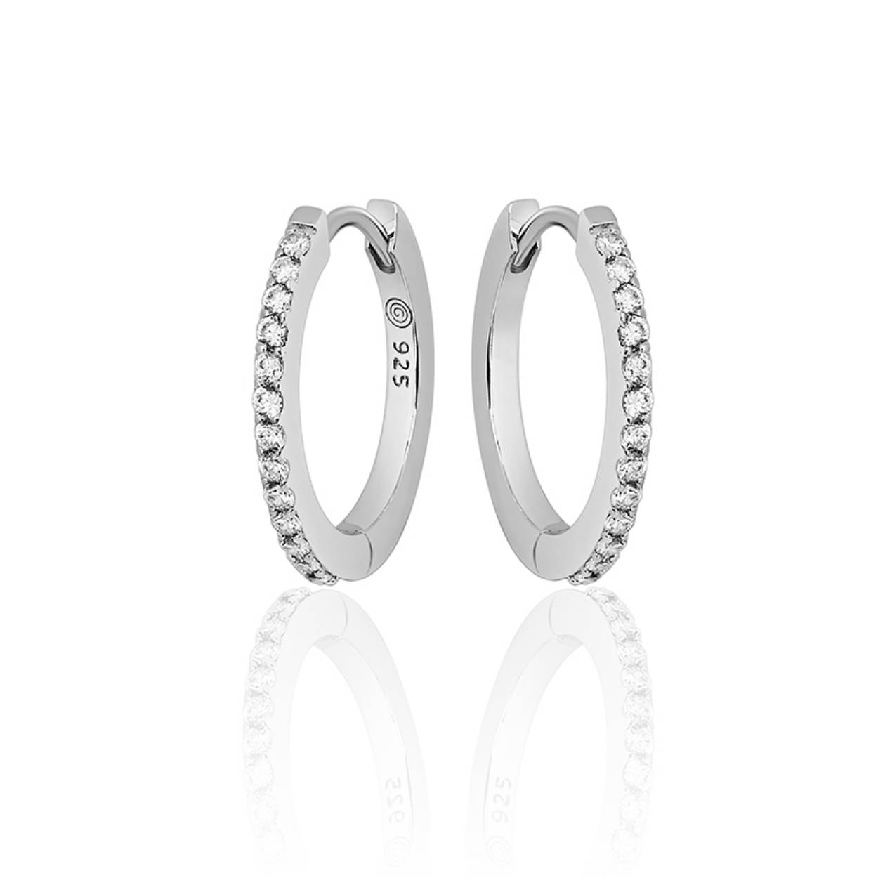 Zilver gerhodineerde oorringen met zirkonia's. De oorringen zijn voorzien van een scharniersluiting.