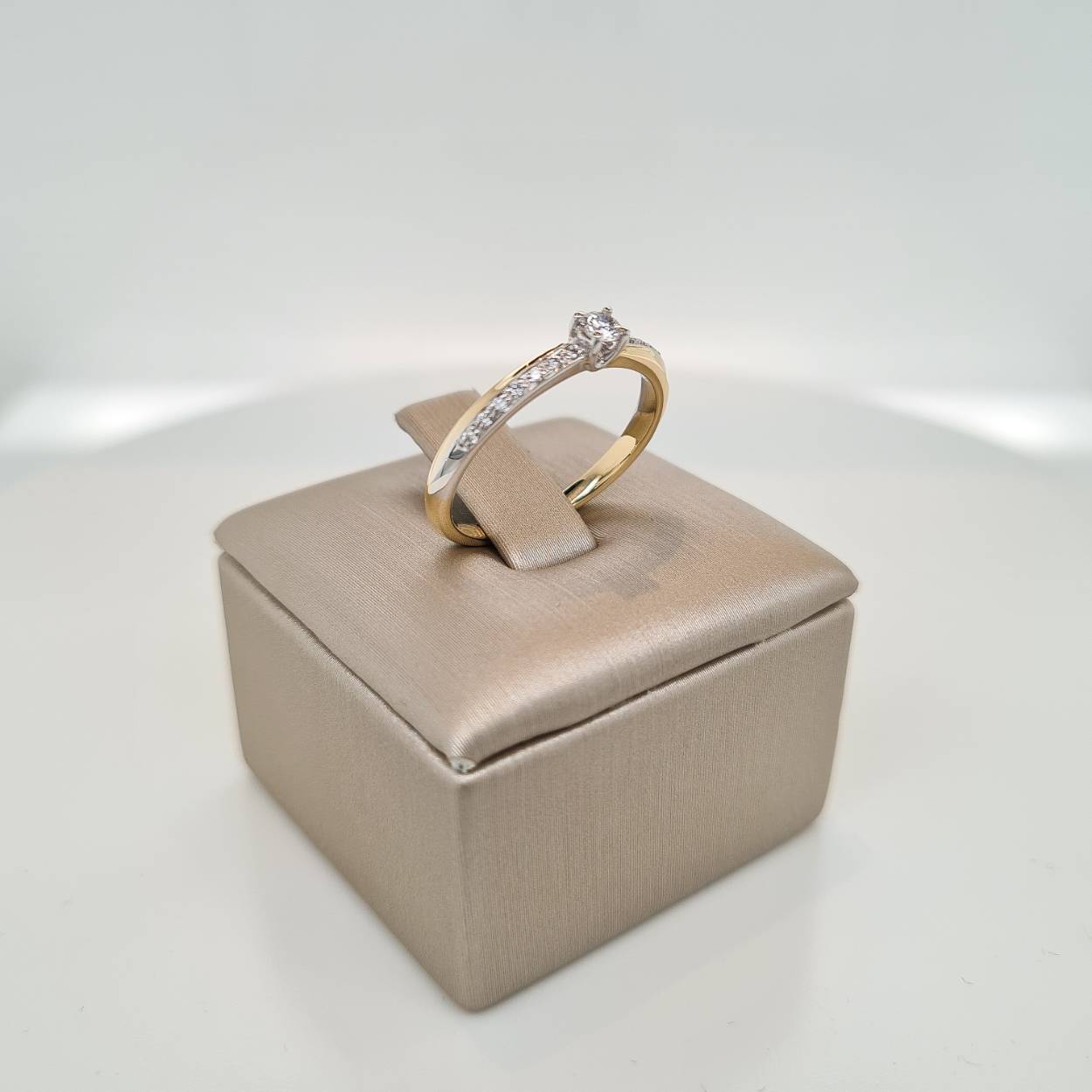 14krt bicolor gouden ring met diamant 0,15crt G SI1.

De maat van de ring is 52 (16.5). Heeft u een andere maat, neem dan gerust contact met ons op.