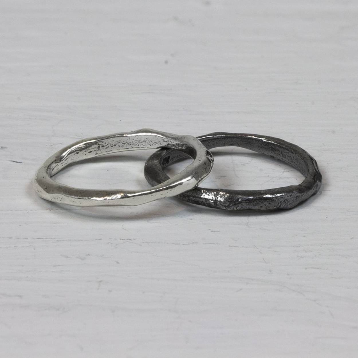 Twee losse ringen die samen één ring vormen, beide gemaakt van 925 sterling zilver, waarbij er een ring geoxideerd is. Gaaf in combinatie met andere ringen, maar ook prachtig in het duo.

Materiaal: 925 sterling zilver
De glans van 925 sterling zilver maakt het een gewild edelmetaal voor de vervaardiging van sieraden. Het bestaat uit 92,5% puur zilver en 7,5% koper. Puur zilver is een zacht en buigzaam materiaal, het koper in 925 sterling zilver zorgt voor de stevigheid. De sieraden van Jéh Jewels zijn nikkel vrij.

Materiaal: Geoxideerd zilver
Op dit sieraad is gebruik gemaakt van geoxideerd zilver, dit is een oppervlakte bewerking. Het is mogelijk dat de geoxideerde laag na verloop van tijd door slijtage gaat vervagen.
