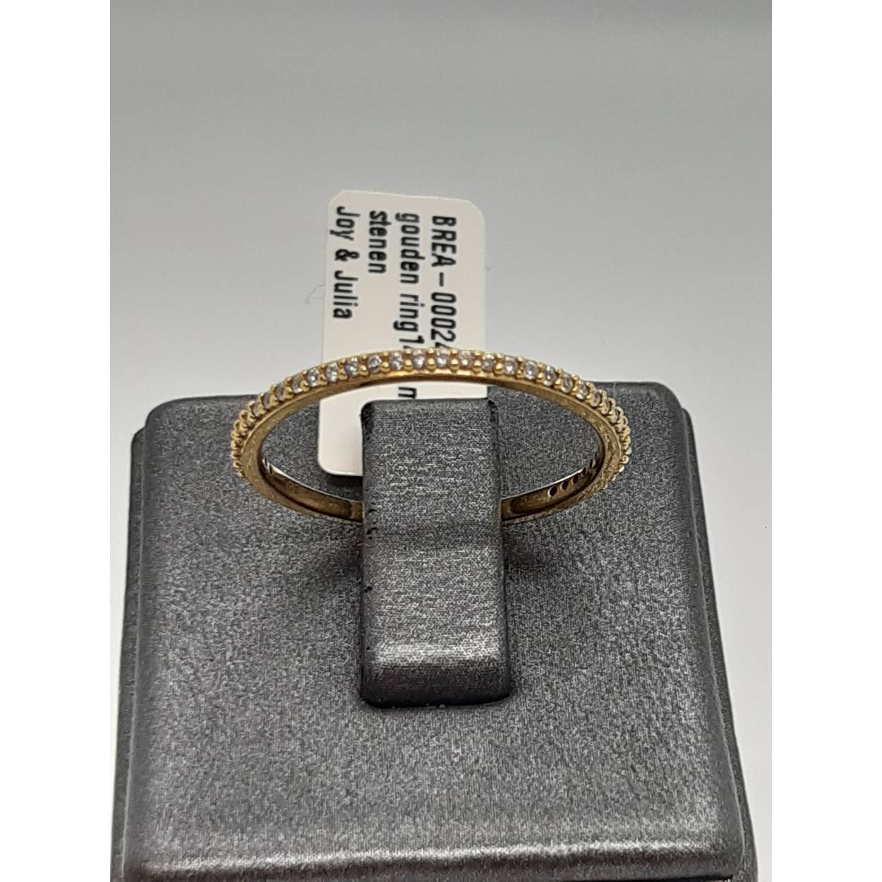 Productinformatie: Deze gouden ring, modelnummer BREA-0002471, is vervaardigd van 14-karaat goud en verfraaid met stenen. Kenmerken zijn onder meer een glanzende afwerking, een breedte van 1,65 mm, maat 54 en een goudkleur. Perfect om zowel dagelijks als bij speciale gelegenheden te dragen voor een elegante en verfijnde uitstraling.
