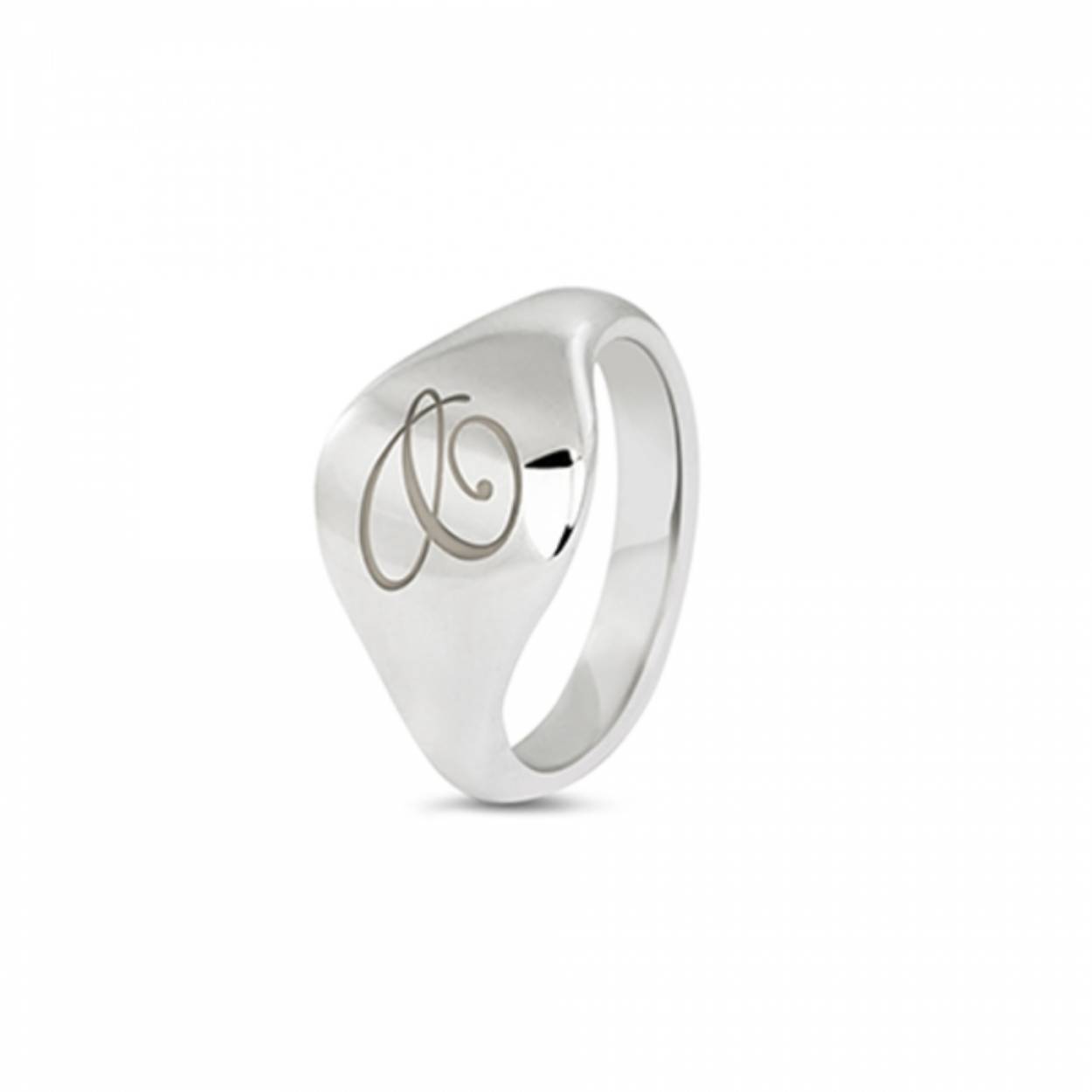 Ook verkrijgbaar in goud.
Verschillende soorten lasergravures mogelijk. 
Deze ring is ook erg leuk om als pinkring te dragen.
Prijs is inclusief gravure.
Afmetingen:

onderaan 3 mm breed
Het breedste gedeelte van de ring is 12 mm