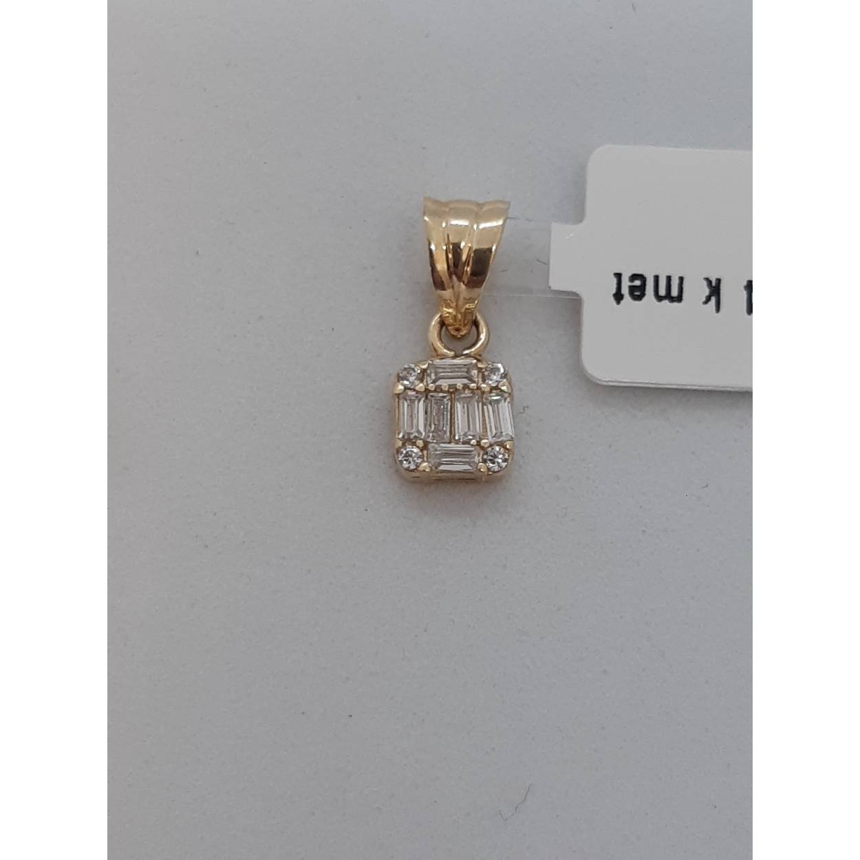 De gouden hanger met modelnummer BREA-0001032 is een verfijnde juweelstuk van 14 karaat goud, rijkelijk voorzien van glanzende stenen. De hanger is perfect als statement piece en kan elegant om de hals worden gedragen. Combineer met een eenvoudige ketting voor dagelijkse verfijning of een chique avondlook. Kleur: goudkleurig. 