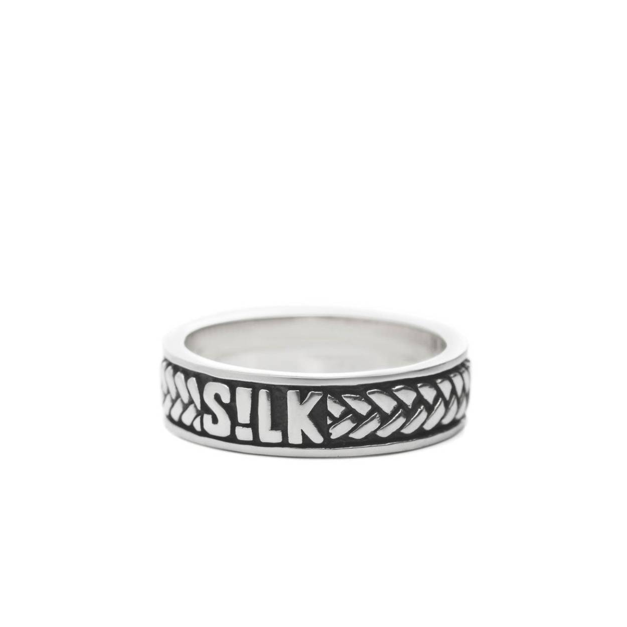 Maak een eigenzinnige creatie met deze mooie fijne zilveren ring met sierlijk patroon. Deze ring past perfect binnen de stapel trend, maar tegelijkertijd zijn ze ook heel leuk voor meiden die niet van heel uitgesproken zware ringen houden, omdat deze ring op zich zelf juist heel subtiel is. Deze ring is er ook in kleine maten zodat je hem als ‘knuckle ring’ op je vingertoppen kan dragen. Deze ring heeft de welbekende platte vossenstaart structuur. 