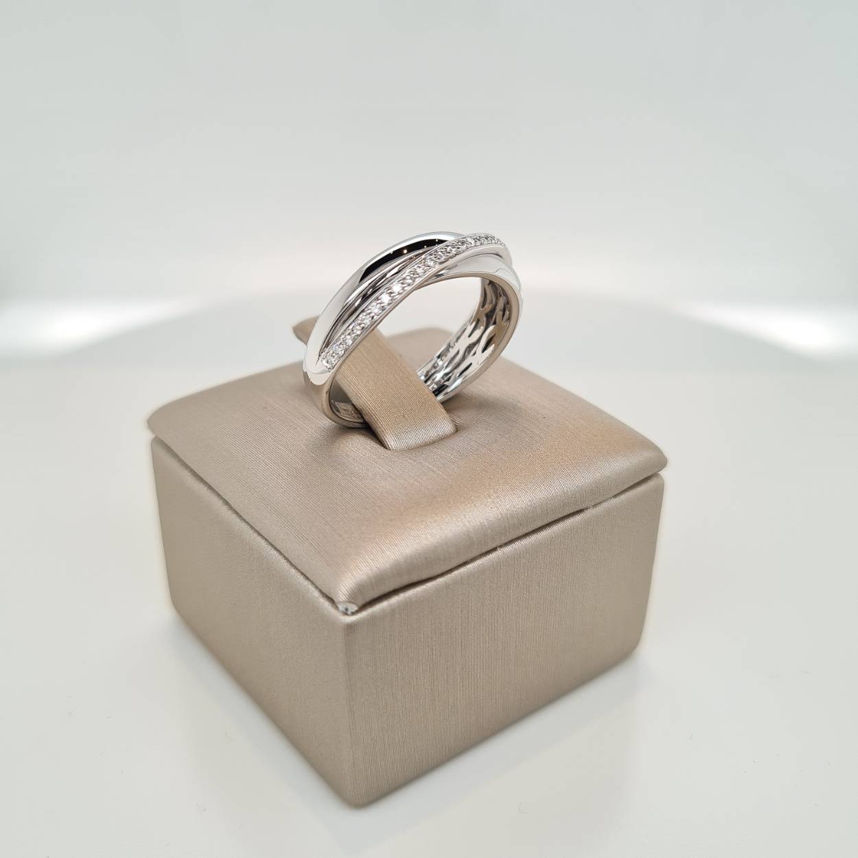 Prachtige 14krt witgouden ring met diamant 0,16crt H SI. De maat van de ring is 55 (17 1/2). Heeft u een andere maat neem dan gerust contact met ons op.