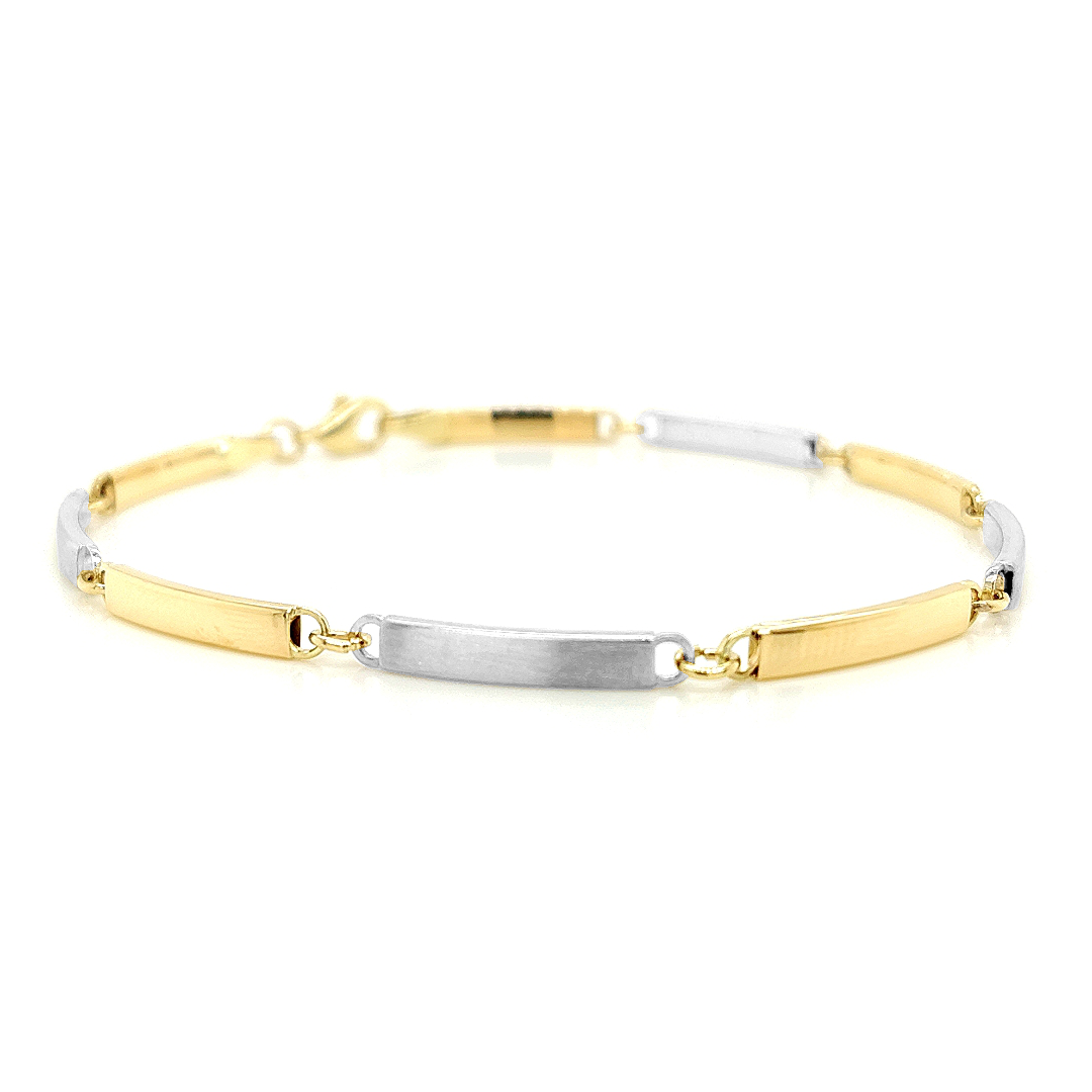 Deze bicolor gouden armband is ontzettend leuk! De schakels zijn plat en licht gebold van vorm. De witgouden schakels zijn gematteerd en de geel gouden schakels zijn glad gepolijst. De schakels zijn om en om witgoud en geelgoud van kleur, hierdoor matcht deze armband vrijwel altijd met je andere sieraden.