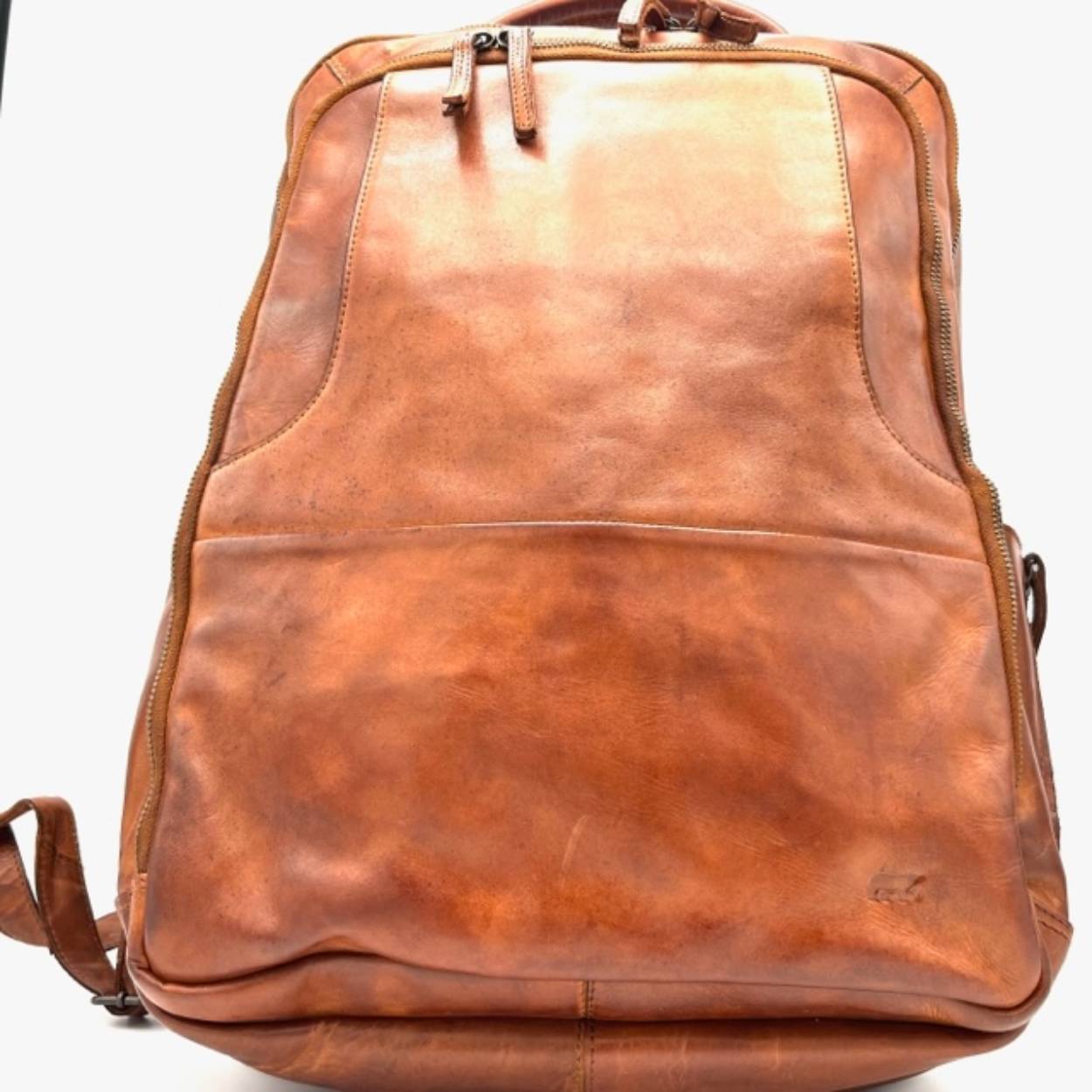 Ruime lederen rugtas met veel opbergmogelijkheden.

Afmetingen:
Hoogte 45cm x breed 32cm x diep 14cm