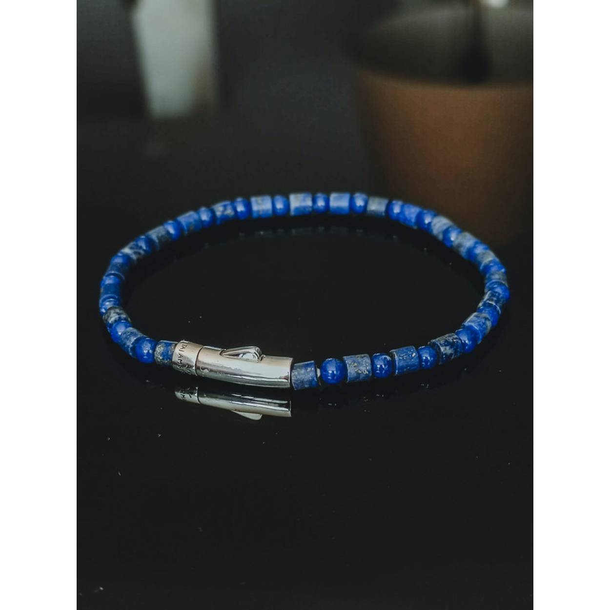 Naam: 'Nhean' is Cambodjaans en betekent 'instinctief'.

Voeg wat kleur en een stijlvolle doch relaxte vibe toe aan je look met de Nhean-kralenarmbanden.  Deze armband is gemaakt van lapis lazuli, een steen die staat voor waarheid, wijsheid en moed.