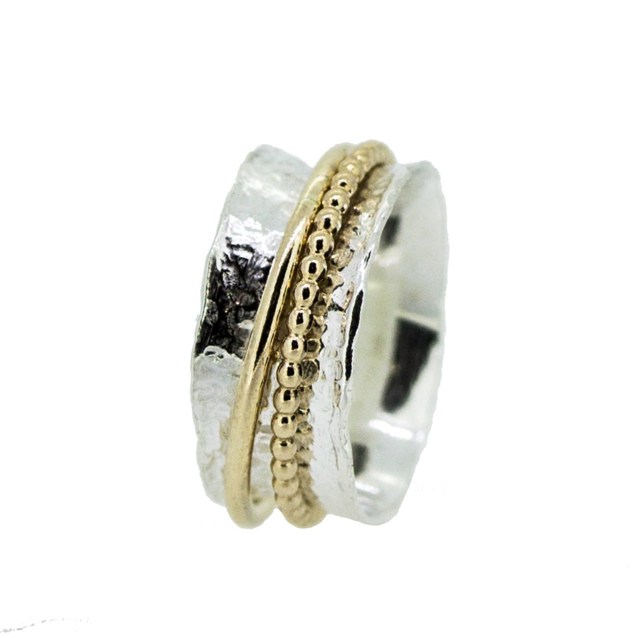 Bijzondere ring gemaakt van 925 sterling zilver en gold filled. De ringen in het midden van de ring kunnen bewegen, dit zorgt voor een speels effect. Let op: deze ring valt groot, omdat de ring rond loopt. Bij twijfel kies een maat kleiner. De glans van 925 sterling zilver maakt het een gewild edelmetaal voor de vervaardiging van sieraden. Het bestaat uit 92,5% puur zilver en 7,5% koper. Puur zilver is een zacht en buigzaam materiaal, het koper in 925 sterling zilver zorgt voor de stevigheid. De sieraden van Jeh Jewels zijn nikkel vrij. Gold filled komt uit Amerika en wordt daar al langer gebruikt voor de vervaardiging van sieraden met een "touch of gold" voor een betaalbare prijs. Het gold filled blijft op kleur, is slijtvast en de 14karaats goudlaag is dik genoeg om lang te kunnen genieten van de warme uitstraling van goud. Gold filled wordt veelal ook goed verdragen door mensen die allergisch zijn voor andere metalen dan goud.