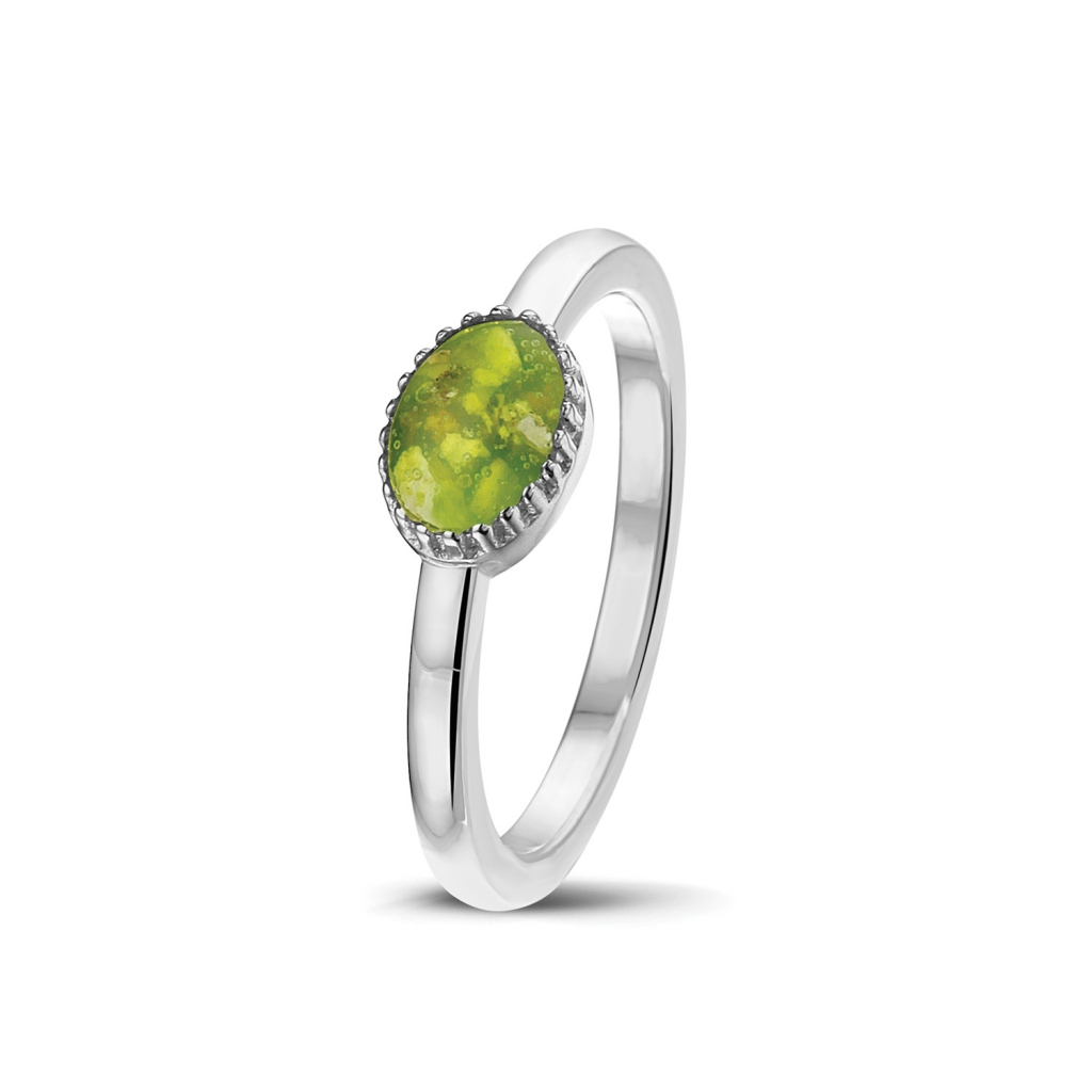 Zilveren ring. Dit sieraad wordt zichtbaar aan de bovenkant gevuld met as en wordt vermengd met onze speciale hars in de gewenste kleur.
Kop van ring: breedte 8 mm, lengte 6 mm
Zie ook onze informatie onder het kopje "sieraden" en dan doorklikken naar "gedenksieraden".