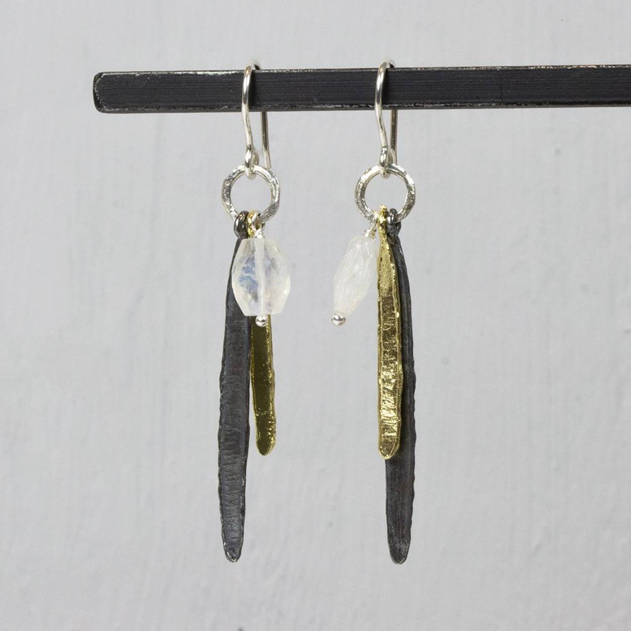 Oorhangers van Jéh Jewels met in de herkenbare drie kleuren in combinatie met maansteen.