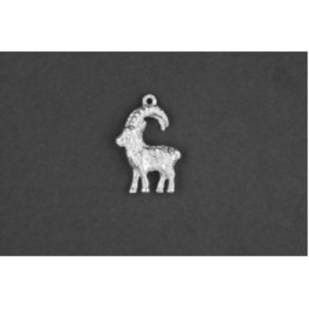 De Steenbok met modelnummer 402235Z is een prachtige hanger van een onbekend merk, vervaardigd uit zilver. Deze verfijnde hanger is ideaal om een vleugje elegantie toe te voegen aan elke outfit. Draag de hanger aan een zilveren ketting boven een simpele blouse of cocktailjurk voor een stijlvolle uitstraling.